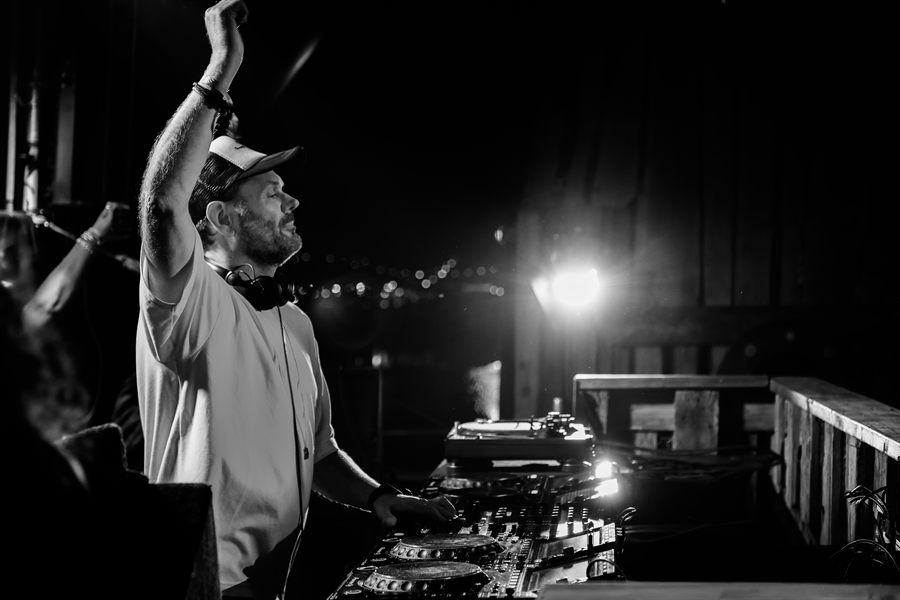 Funkerman in zwart-wit met de hand in de lucht