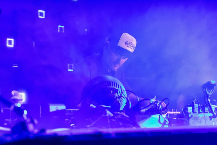 Funkerman achter de draaitafels in paars licht