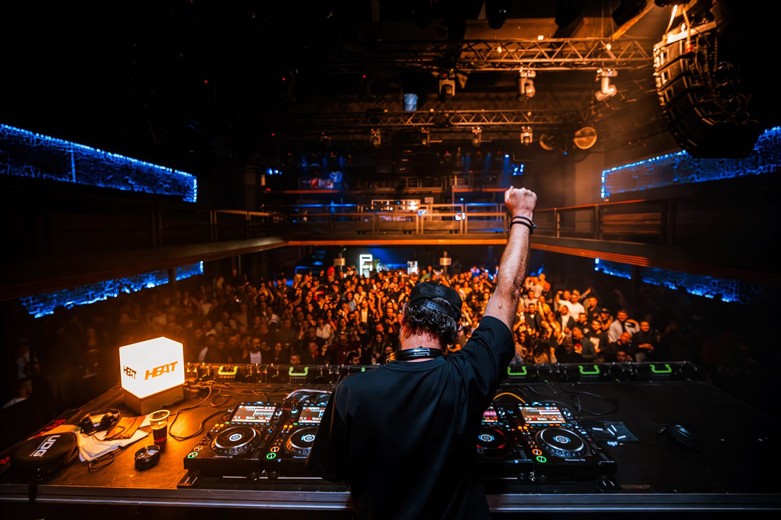 Funkerman met de arm omhoog voor een volle zaal
