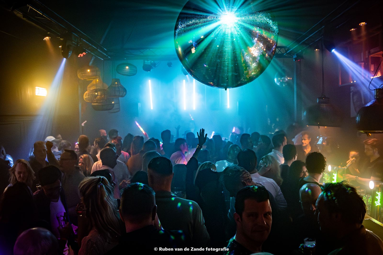 Volle zaal onder een grote discobol
